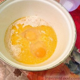 Булочки с корицей "Синнабон" по-домашнему: Смешать масляную и дрожжевую смеси. Добавить 2 яйца.