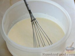 Оладьи на кефире с сыром: Как приготовить оладьи с сыром на кефире:    Выливаем в емкость кефир, разбиваем яйца, добавляем сахар и соль - хорошо перемешиваем. Добавляем соду. Постепенно вводим муку и перемешиваем.