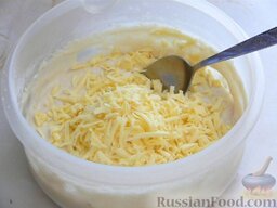 Оладьи на кефире с сыром: В тесто добавляем сыр и зелень, смешиваем в однородную массу.
