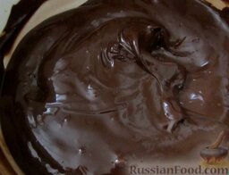 Шоколадное печенье без муки: 3. Тем временем шоколад растопился, его необходимо снять с водяной бани. Шоколад должен остыть до комнатной температуры.