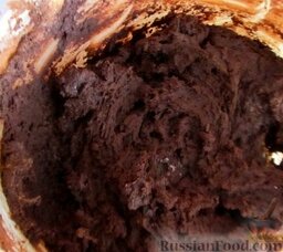 Шоколадное печенье без муки: 6. В шоколадную массу аккуратно ввести сухую смесь какао и крахмала, перемешать лопаткой до однородного состояния. Выложить в эту смесь оставшиеся 50 г рубленого шоколада, перемешать.