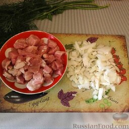 Паста со свининой в томатном соусе: Мясо нарезать небольшими кусочками, нашинковать лук.