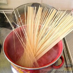 Паста со свининой в томатном соусе: Тем временем поставить вариться спагетти (добавить растительное масло в воду, чтобы спагетти не слиплись).