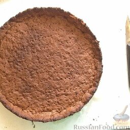 Шоколадный тарт с творожным наполнением и меренгой: Вытащить шоколадный тарт из духовки. Пока он остывает, сделать меренгу.  Вода в кастрюле уже закипела.