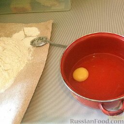 Манты с мясом и грибами: Как приготовить манты с мясом и грибами:    Муку просеять.  В чашу вылить воду, добавить яйцо.