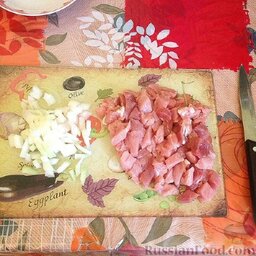 Манты с мясом и грибами: Мясо мелко порезать, лук нашинковать.