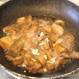 Манты с мясом и грибами: В сковороде растопить масло, закинуть туда грибы, немного посолить (можно добавить грибную приправу), выдавить чеснок. Жарить до румяности.
