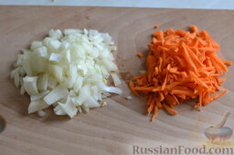 Картошка с мясом (в мультиварке): Как приготовить картошку с мясом в мультиварке:    Тушёную картошку с мясом в мультиварке готовят с овощами, которые придают блюду аромат. Их мелко нарезают кубиками, кружочками, соломкой.   Я добавлю в картошку лук и морковку. Для этого лук я нарезаю маленькими кубиками, а морковь - соломкой.