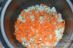 Картошка с мясом (в мультиварке): Далее выкладываю в лук нарезанную морковь, поджариваю морковь вместе с нарезанным луком.