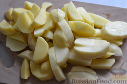 Картошка с мясом (в мультиварке): Картофель очищаю, вымываю и нарезаю ломтиками. Это нужно делать непосредственно перед закладкой его в мультиварку, так как очищенный от кожуры картофель на воздухе быстро темнеет.