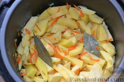 Картошка с мясом (в мультиварке): Закладываю картофель в чашу мультиварки, а потом перемешиваю с поджаренными овощами. Добавляю для аромата парочку листиков лавра.