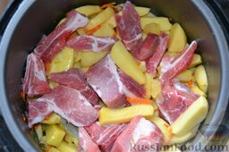 Картошка с мясом (в мультиварке): Мясо вымываю, нарезаю кусочками, отправляю его в чашу мультиварки.