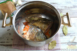 Заливной зеркальный карп: Части рыбы солим, перчим и добавляем сухую приправу к рыбе.