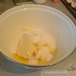 Турецкое печенье с кокосом: Отделить белки от желтков. К желткам добавить размягченное масло, сахар, ванилин, разрыхлитель.