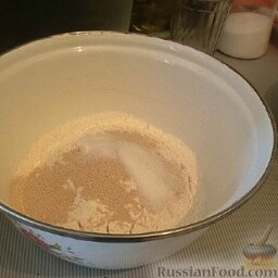 Домашний хлеб на сухих дрожжах: В чаше смешать муку, дрожжи, сахар, соль. Перемешать.