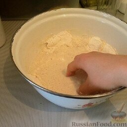 Домашний хлеб на сухих дрожжах: Замесить тесто.