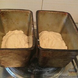 Домашний хлеб на сухих дрожжах: Когда второй раз поднимется, переложить тесто в форму (или формы), смазанную маслом.