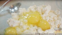 Творожная запеканка: Творог размять в миске, добавить яйца.