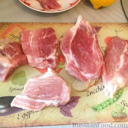 Нежная свинина, запеченная с сыром: Мясо разрезать на стейки.