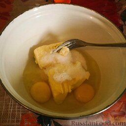 Тёртый пирог: Как приготовить песочный тертый пирог с вареньем:    Масло, сахар, яйца, соль, соду, ванилин смешать в одной чаше.