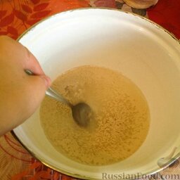 Итальянские хлебные палочки "Гриссини": В теплую воду добавить дрожжи, сахар, оставить на 10-15 минут.