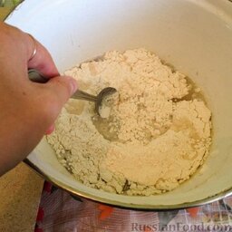 Итальянские хлебные палочки "Гриссини": Постепенно добавить муку и вымесить тесто.
