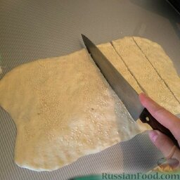Итальянские хлебные палочки "Гриссини": Разрезать на полоски вдоль короткой стороны, шириной 2-3 см, и скрутить.