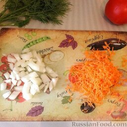 Лазанья по-русски (вариант без соуса Бешамель): Лук порезать, морковь натереть на терке.