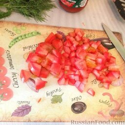 Лазанья по-русски (вариант без соуса Бешамель): Тем временем нарезать помидор.
