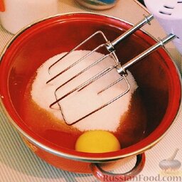 Манник с красной смородиной: В другой миске взбить яйцо с сахаром до пышности, добавить ванилин и разрыхлитель.