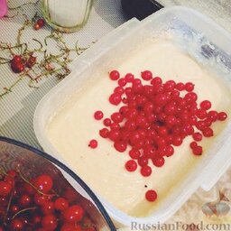Манник с красной смородиной: В тесто добавить промытые и подсушенные ягоды (в смысле, чтобы на них не было лишней воды).