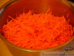 Тефтели тушёные с морковью: Натереть морковь на крупной терке.