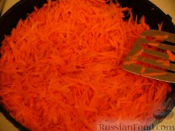 Тефтели тушёные с морковью: Обжарить морковь на масле, пока она не станет мягкой.