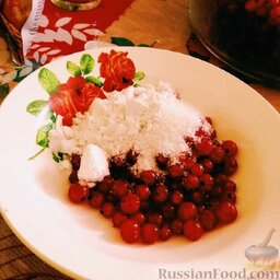 Ватрушки с творогом и ягодами: Сделать ягодную начинку: ягоды перемешать с сахаром, слегка выдавливая сок; добавить крахмал, перемешать.