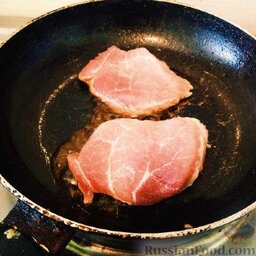 Свинина с овощами в съедобной "тарелке": Мясо нарезать на стейки и обжарить с соевым соусом на хорошем огне быстро до корочки, до полуготовности.