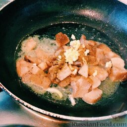 Свинина с овощами в съедобной "тарелке": Грибы обжарить в сливочном масле с чесноком и грибной приправой до готовности.
