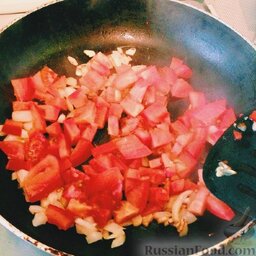 Шакшука: Добавить нарезанный помидор, томатную пасту.