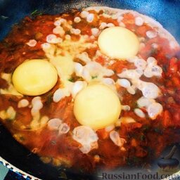 Шакшука: В углубления добавить яйца, слегка их посолить. Жарить до желаемой степени готовности яиц (можно накрыть крышкой).