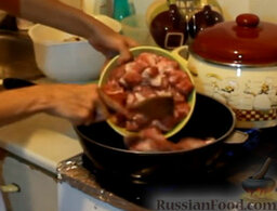 Свинина в соусе из красного вина: Свинину режем небольшими кусочками. Обжариваем до полуготовности на предварительно нагретой сковороде с добавлением растительного масла.