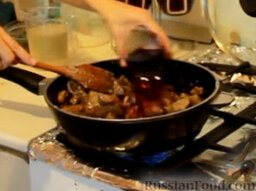 Свинина в соусе из красного вина: Выливаем в сковороду вино и бульон (или воду), хорошо перемешиваем.   Даем соусу закипеть, уменьшаем огонь до минимума, накрываем крышкой и даем томиться мясу в соусе приблизительно 20 минут.