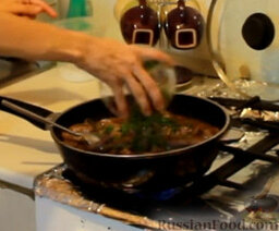 Свинина в соусе из красного вина: За пару минут до окончания готовки добавляем в блюдо зелень петрушки.