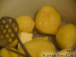 Котлеты с картофельной начинкой: Отварить картофель и приготовить пюре.