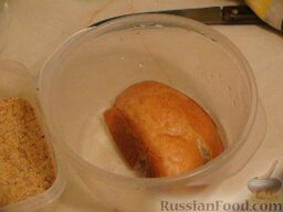 Котлеты с картофельной начинкой: Хлеб замочить в теплом молоке до полного размягчения.