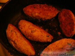 Котлеты с картофельной начинкой: Обжарить котлеты на масле со всех сторон до румяной корочки.