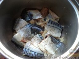Скумбрия тушеная с овощами: Рыбу посолить, перемешать и выложить в казанок.  Вскипятить чайник.