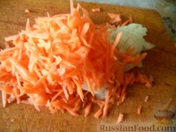 Скумбрия тушеная с овощами: Очистить лук и морковь. Вымыть. Морковь натереть на крупной терке, лук нарезать кубиками.