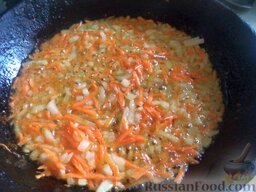 Скумбрия тушеная с овощами: Разогреть сковороду, налить растительное масло. В горячее масло выложить лук и морковь. Обжаривать на среднем огне, помешивая, 2-3 минуты.