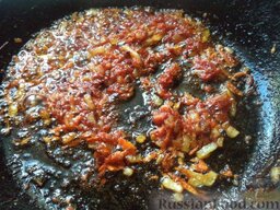 Скумбрия тушеная с овощами: Добавить томатную пасту и тушить, помешивая, 1 минуту. Посолить, поперчить по вкусу, добавить сахар и 0,5 стакана кипятка.