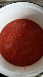 Лечо из перца и баклажанов: Сок помидоров ставим на медленный огонь, на минут 15-20.
