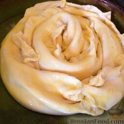 Хитрый пирог: Смазать пирог сверху желтком.  Выпекать 20-25 минут в разогретой духовке при 180 градусах.